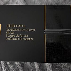 ghd Platinum+ Professional Smart Styler Gift Set - Black and Gold